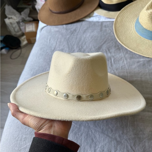 Cream Hat ✨ - Picture 2 of 4